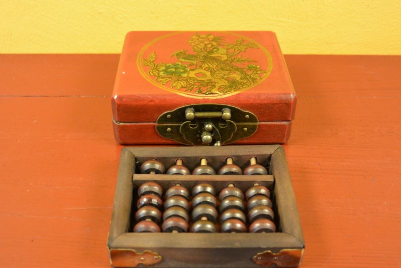 Kleiner Chinese Box rot mit einem Vogel und Abakus 2