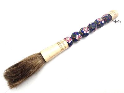 Königsblauer und elfenbeinfarbener Perlencloisonné-Pinsel, verziert mit rosa Blumen