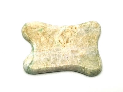 Médecine traditionnelle chinoise - Gua Sha concave en Jade - vert clair avec des reflets jaune