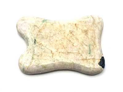 Médecine traditionnelle chinoise - Gua Sha concave en Jade - vert clair avec une petite tache verte