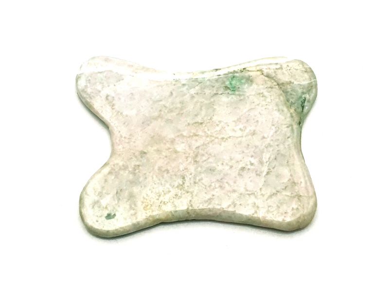 Medicina Tradicional China - Gua Sha cóncavo en Jade - Verde claro con una mancha verde 1