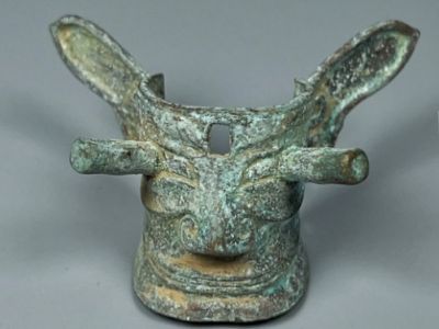 Mini SanXingDui Maske mit hervorstehenden Augen aus patiniertem Kupfer – 2,8x5,2cm Mini SanXingDui Maske mit hervorstehenden Augen aus patiniertem Kupfer – 2,8x5,2cm