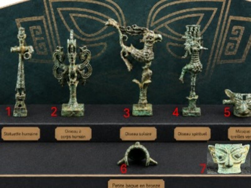 Mini statue SanXingDui en cuivre patiné