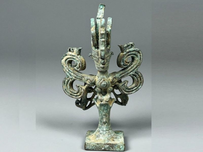 Mini statue SanXingDui Figure à tête humaine et corps d'oiseau en cuivre patiné – 7,1 cm