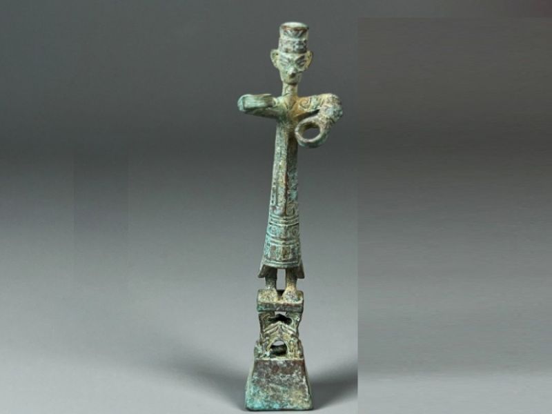 Mini statue SanXingDui Homme debout en cuivre patiné – 7 cm
