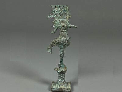 Mini statue SanXingDui Oiseau divin en cuivre patiné – 7,4 cm Mini statue SanXingDui Oiseau divin en cuivre patiné – 7,4 cm