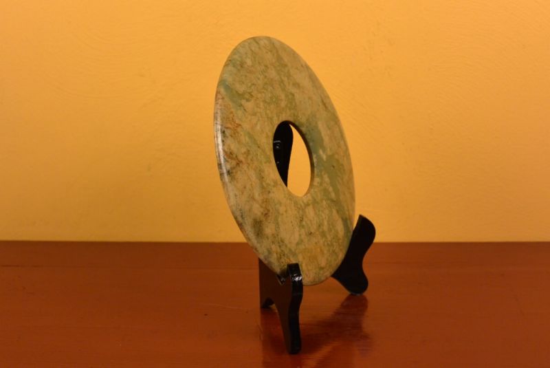 Mittelgroße Chinesische Bi-Scheibe mit Holzständer 4