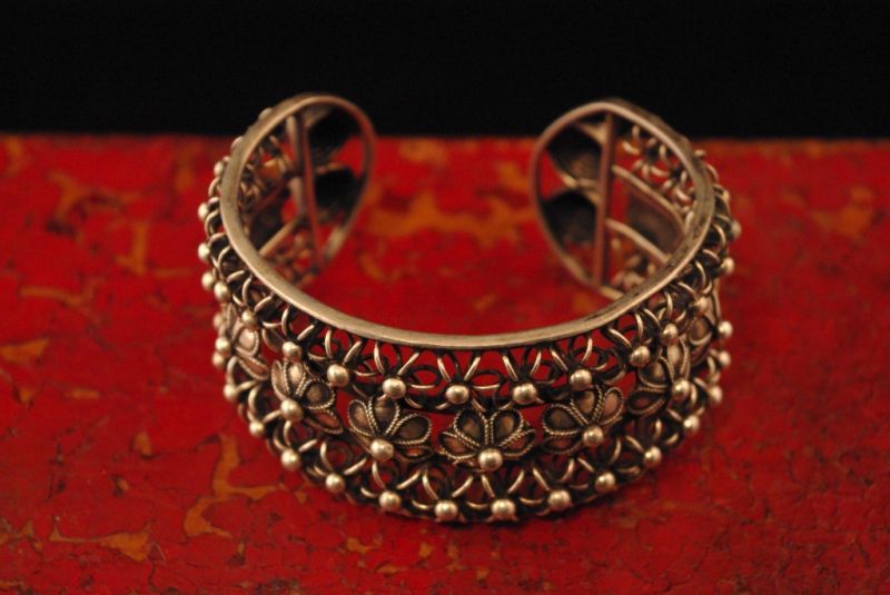 Modern Ethnic Armband mit Blumen 2