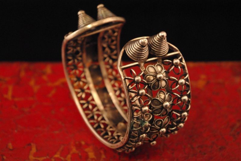Modern Ethnic Armband mit Blumen 3