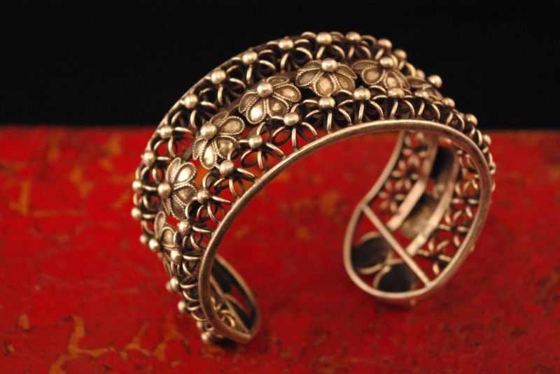 Modern Ethnic Armband mit Blumen 4