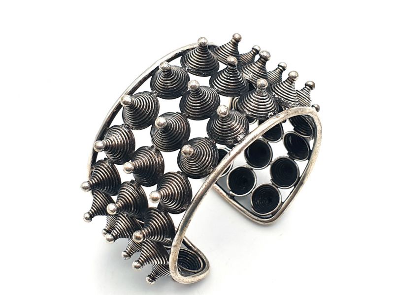 Modernes Armband mit 3 Reihen Spikes 2