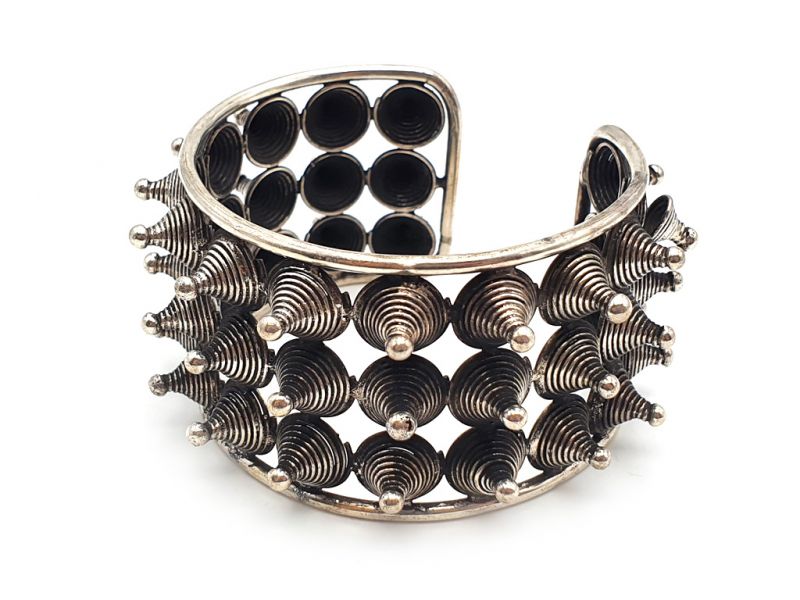 Modernes Armband mit 3 Reihen Spikes 3