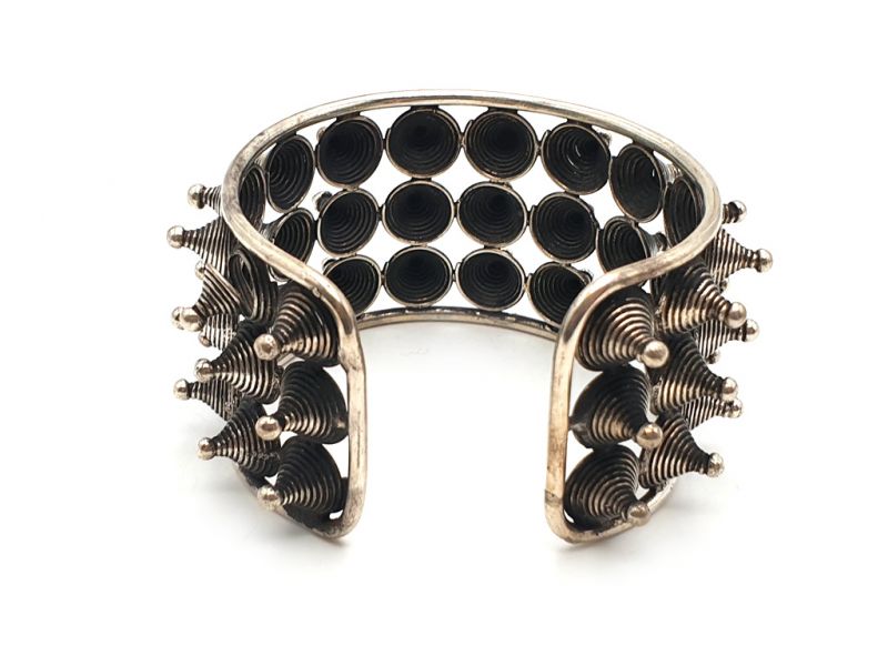 Modernes Armband mit 3 Reihen Spikes 4