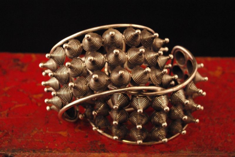 Modernes Armband mit 3 Reihen Spikes 5