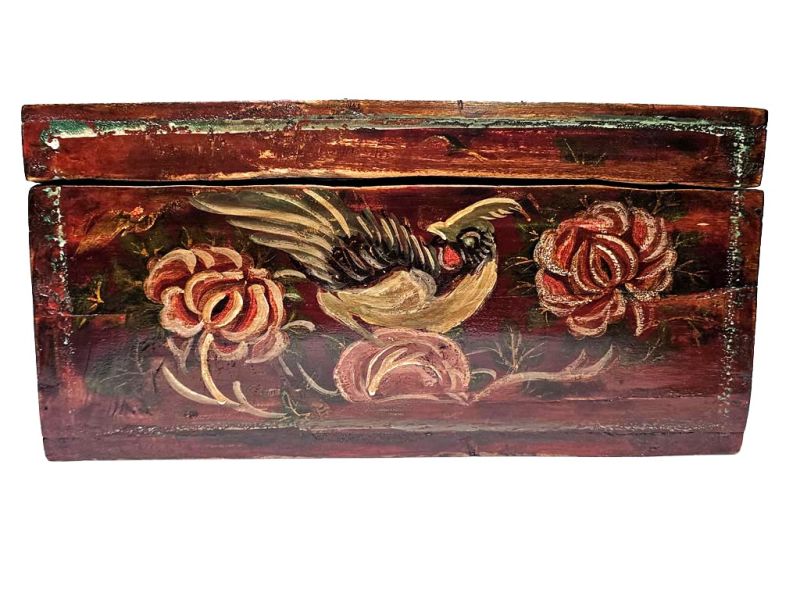 ntike chinesische rote Holztruhe bemalt mit Paradiesvogel und Chrysanthemen 2