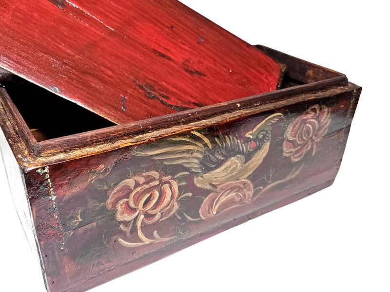 ntike chinesische rote Holztruhe bemalt mit Paradiesvogel und Chrysanthemen 3