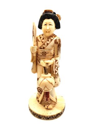 Okimono chinois en os de buffle - La geisha à la lanterne