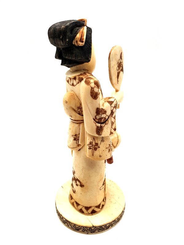 Okimono de hueso de búfalo chino - La geisha con la linterna 4