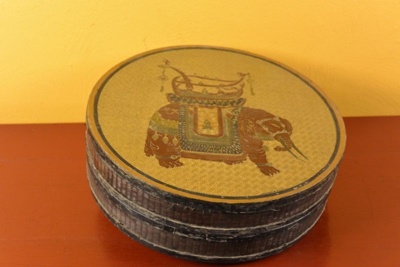 Old Chinese Box hand engraved Elephant 1