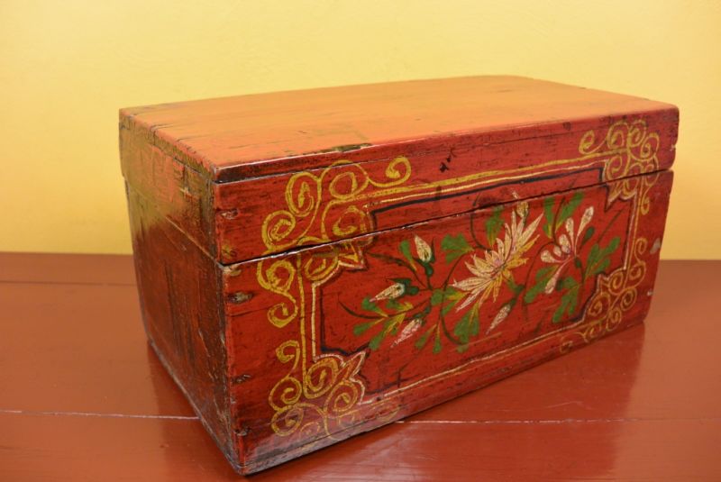 Old Chinese Chest White flowers 3
