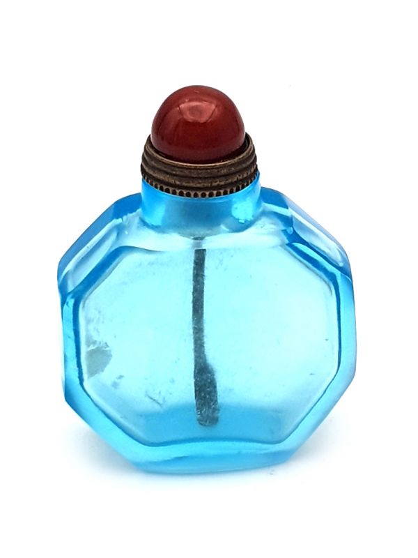 Old Chinese snuff bottle - Blown glass - Octagonal - Sky blue 1