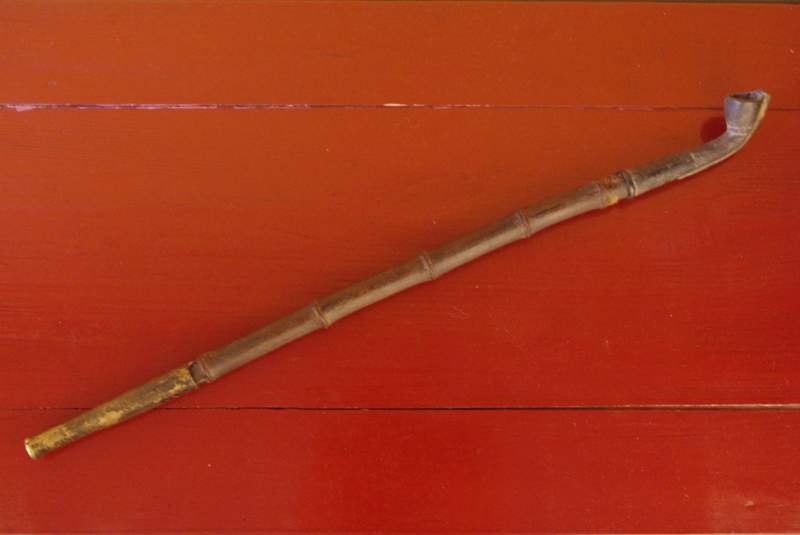 Old Chinese tobacco pipe in wood 1