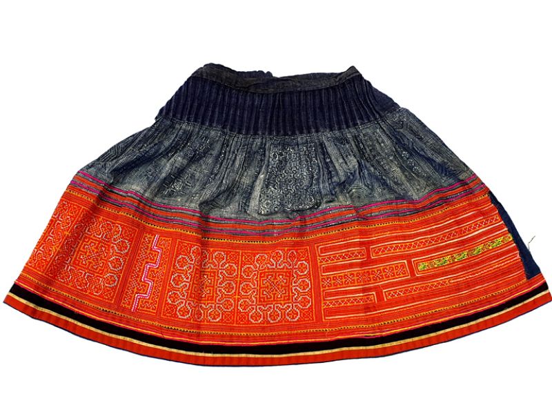 Old pleated dress of the Miao minority - Indigo and cross stitch 1