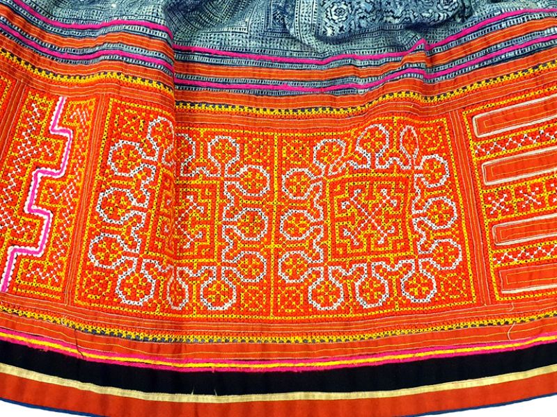 Old pleated dress of the Miao minority - Indigo and cross stitch 2