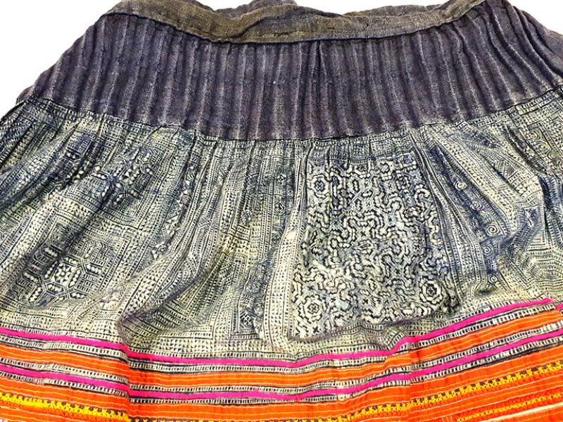 Old pleated dress of the Miao minority - Indigo and cross stitch 3