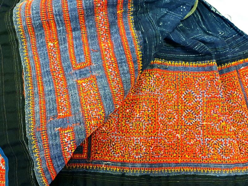 Old pleated dress of the Miao minority - Indigo and cross stitch 4