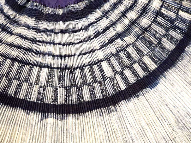 Old pleated dress of the Miao minority - Indigo 3