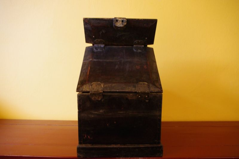 OldChinese Box in wood with mirror 4