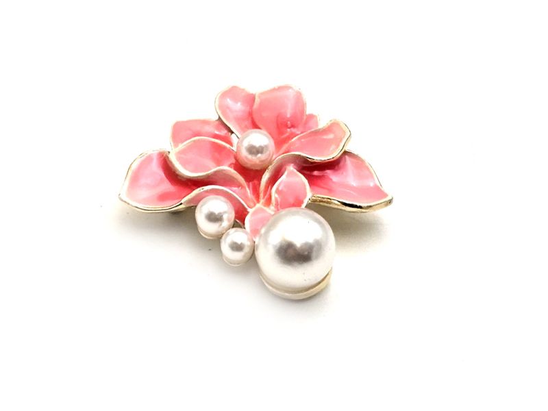 Haga clic en la imagen para ampliar Pequeña broche china de la suerte – Flor rosa con perlas delicadas 2