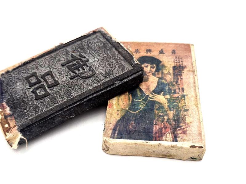 Haga clic en la imagen para ampliar Pequeño ladrillo de té Pu-Erh antiguo - Decoración y Patrimonio - Mujer china con su abanico 3