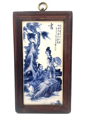 Petit Panneau chinois en Bois et Porcelaine Dame de cour - Calligraphes Petit Panneau chinois en Bois et Porcelaine Dame de cour - Calligraphes