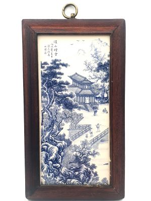 Petit Panneau chinois en Bois et Porcelaine Le temple sur la rivière