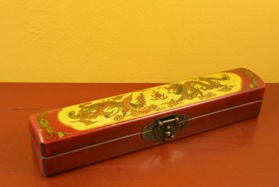 Petite Boite en Bois longue Rouge et Jaune Dragon