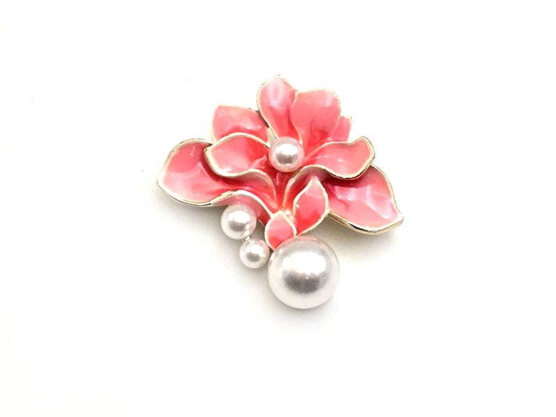 Petite broche chinoise porte-bonheur – Fleur rose et perles de délicatesse