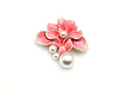Petite broche chinoise porte-bonheur – Fleur rose et perles de délicatesse
