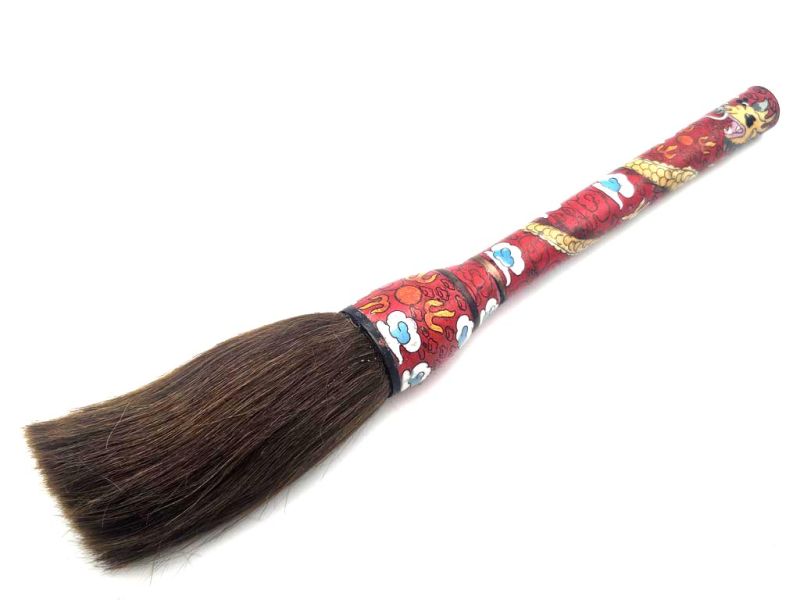 Pincel antiguo cloisoné rojo adornado con un dragón dorado entre nubes blancas 1
