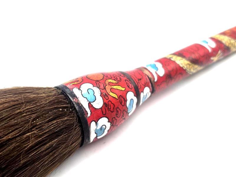 Pincel antiguo cloisoné rojo adornado con un dragón dorado entre nubes blancas 2