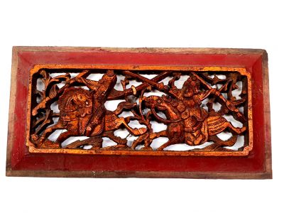 Plaque en Bois Dynastie Qing Rouge et or - Cavaliers aux combat Plaque en Bois Dynastie Qing Rouge et or - Cavaliers aux combat