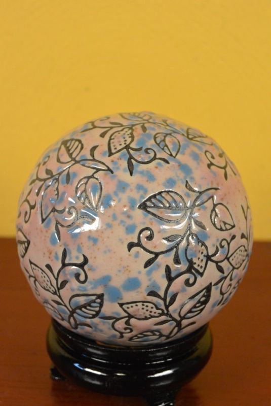 Porcelain Chinese Ball with Stand Leaves Roses 4