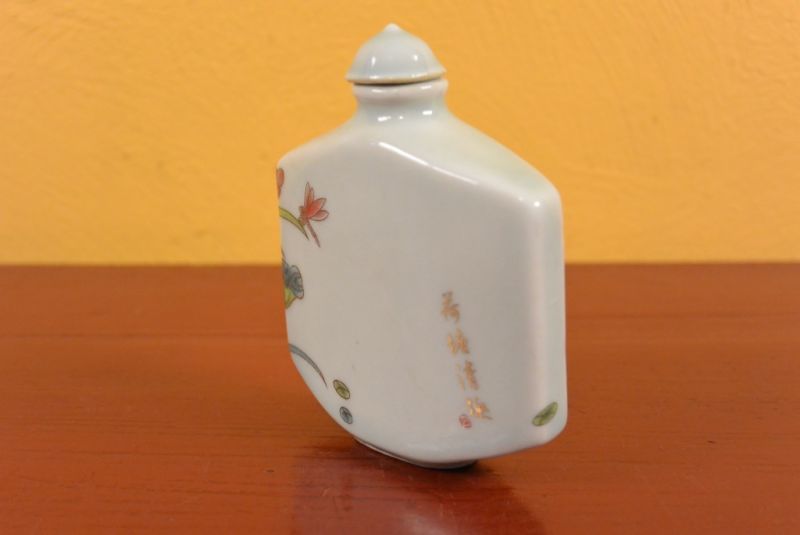 Porzellan Schnupftabakflasche Blumen und Libelle 3