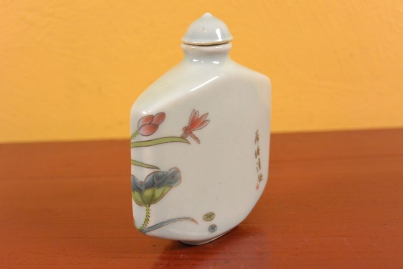 Porzellan Schnupftabakflasche Blumen und Libelle 4