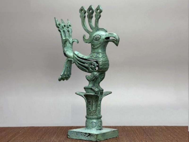 SanXingDui Göttlicher Vogel aus Messing im Antikstil – Chinesische Skulptur 24 cm