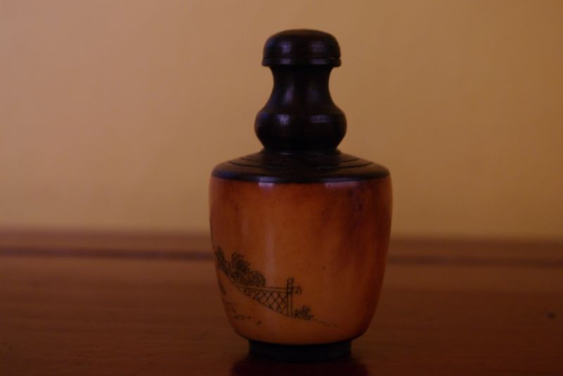 Schnupftabakflasche aus Knochen 2 Frauen 2