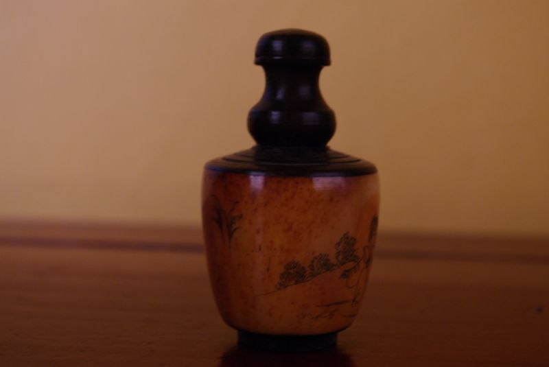 Schnupftabakflasche aus Knochen 2 Frauen 3