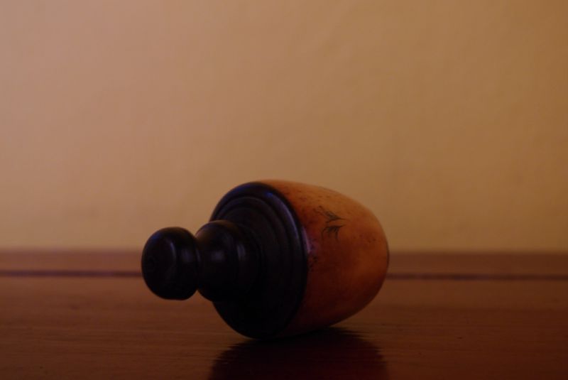 Schnupftabakflasche aus Knochen 2 Frauen 4