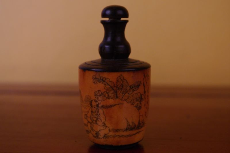 Schnupftabakflasche aus Knochen 2 Kinder 2